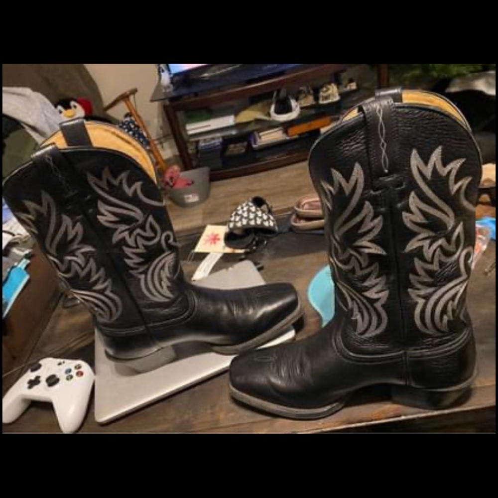 Brand new men’s Arita Boots.